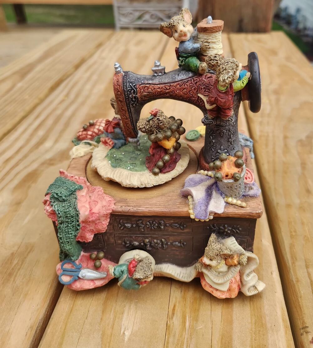 Sewing Machine Mouse Music Box Animation RARE Vintage plays My Favorite Things